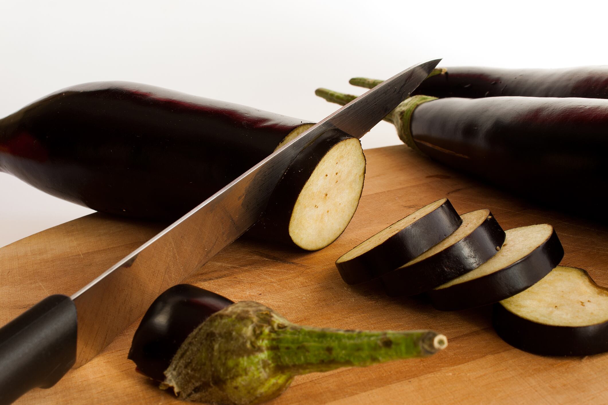 Berenjena cortada y manipulada para preparar agua. Imagen de referencia // Getty Images