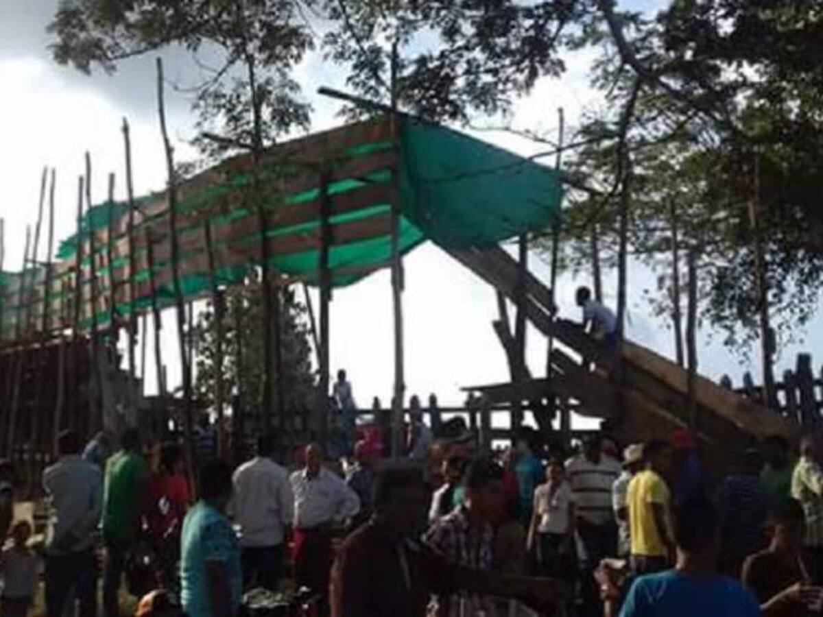 Pánico por el desplome de un palco en corraleja privada de Córdoba
