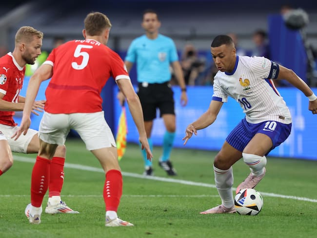 Dusseldorf (Germany), 17/06/2024.- Kylian Mbappe of France (R) in action during the UEFA EURO 2024 group D soccer match between Austria and France, in Dusseldorf, Germany, 17 June 2024. (Francia, Alemania) EFE/EPA/CHRISTOPHER NEUNDORF