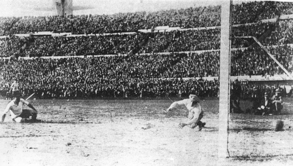Momento de uno de los goles de Uruguay en la final ante Argentina en el Mundial 1930 / Getty Images