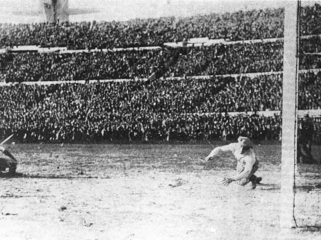 Momento de uno de los goles de Uruguay en la final ante Argentina en el Mundial 1930 / Getty Images