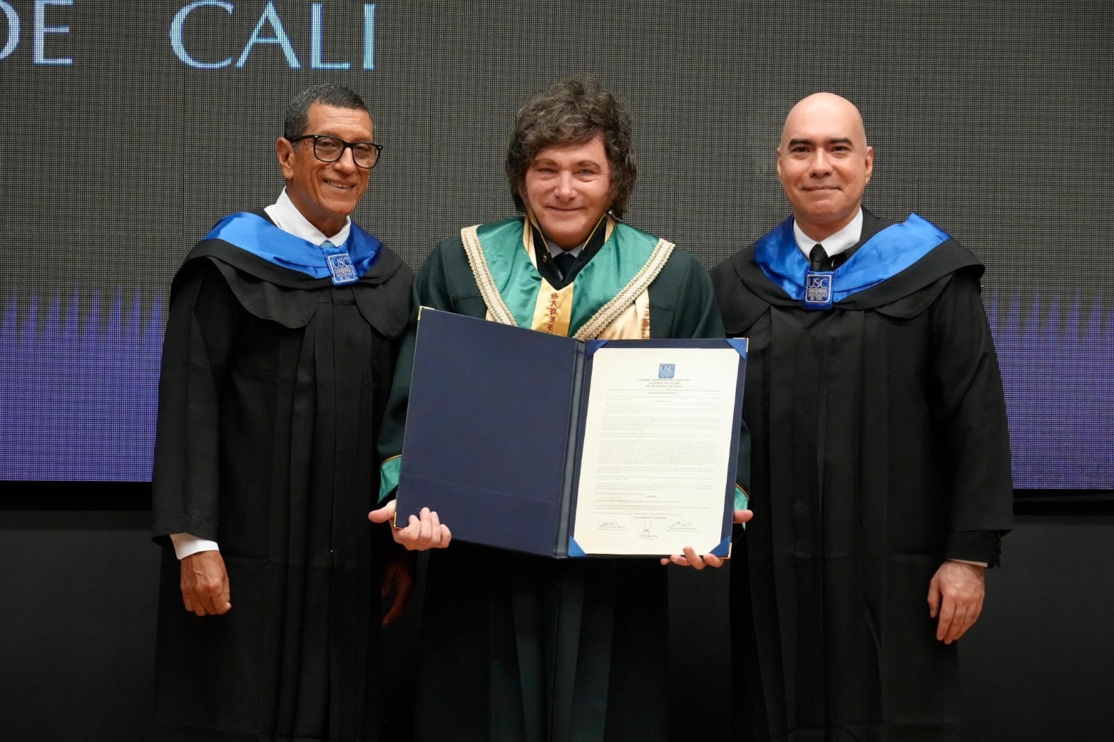 El mandatario argentino recibió el doctorado en Administración durante una ceremonia celebrada en el auditorio de la Cámara de Comercio de Cali.
(Foto:   Cortesía Presidencia de Argentina)