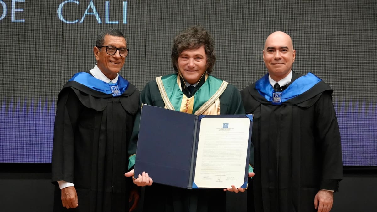 Milei recibe doctorado honoris causa de la Universidad Santiago de Cali