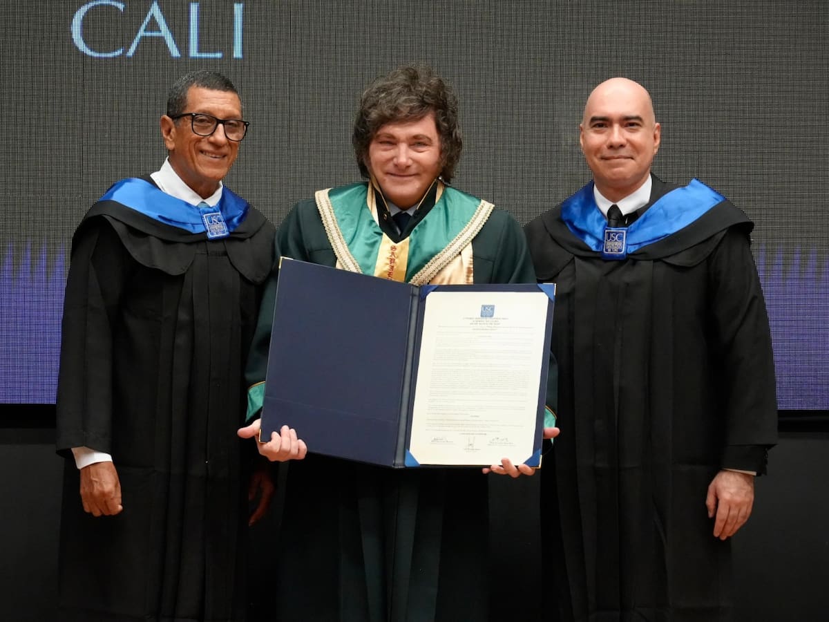 Milei recibe doctorado honoris causa de la Universidad Santiago de Cali