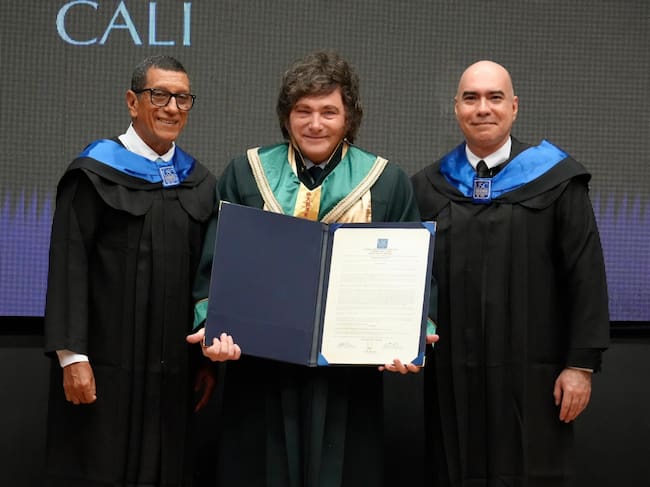 El mandatario argentino recibió el doctorado en Administración durante una ceremonia celebrada en el auditorio de la Cámara de Comercio de Cali.
(Foto: Cortesía Presidencia de Argentina)
