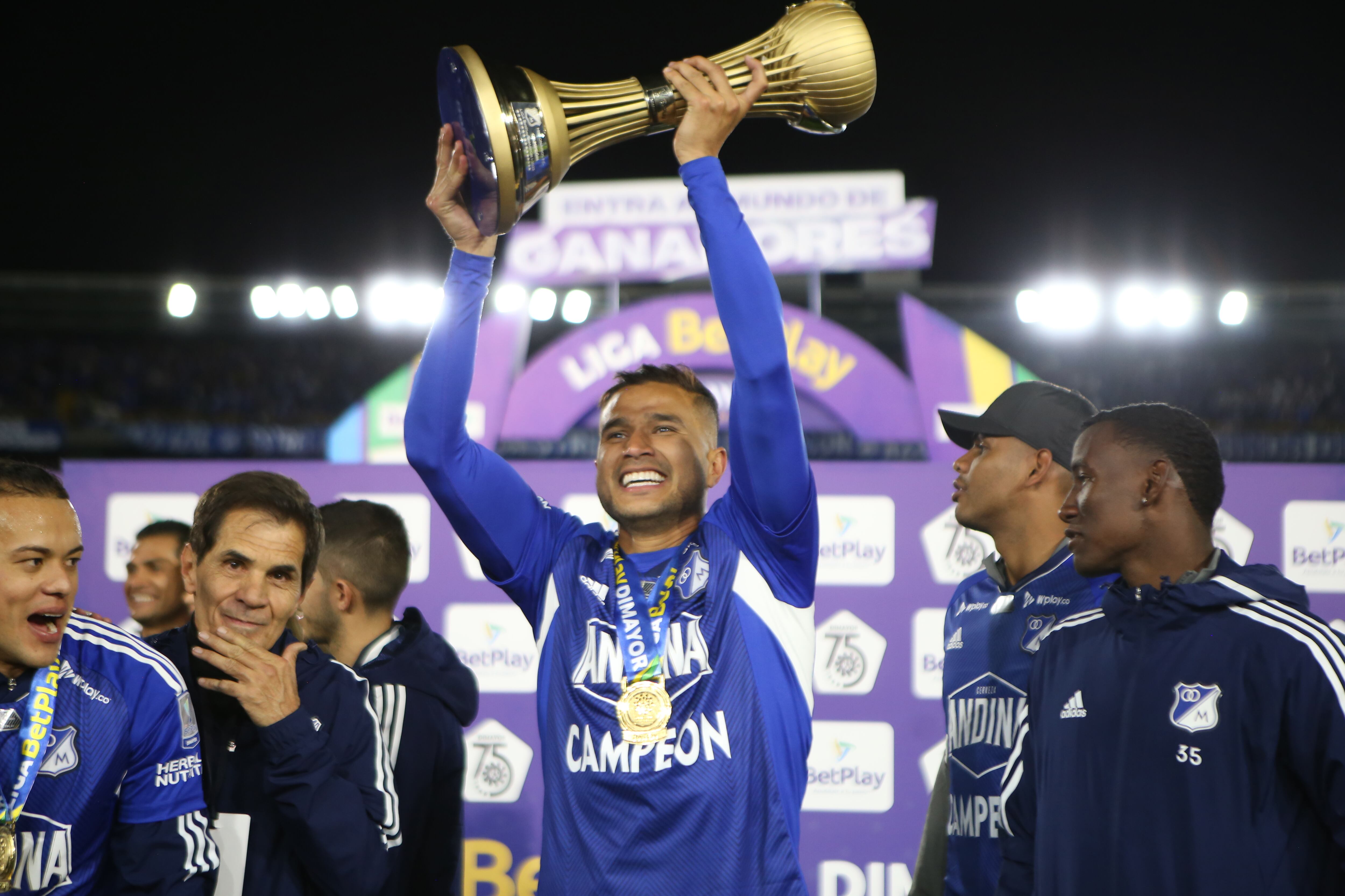 Larry Vásquez celebra con el trofeo de campeón del fútbol colombiano. (Photo by Daniel Garzon Herazo/NurPhoto via Getty Images)