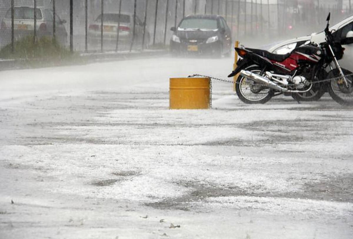 El barrio más afectado por el granizo es Alamos Norte, que presenta grandes cantidades de hielo en las calles y encharcamientos en sus vías.