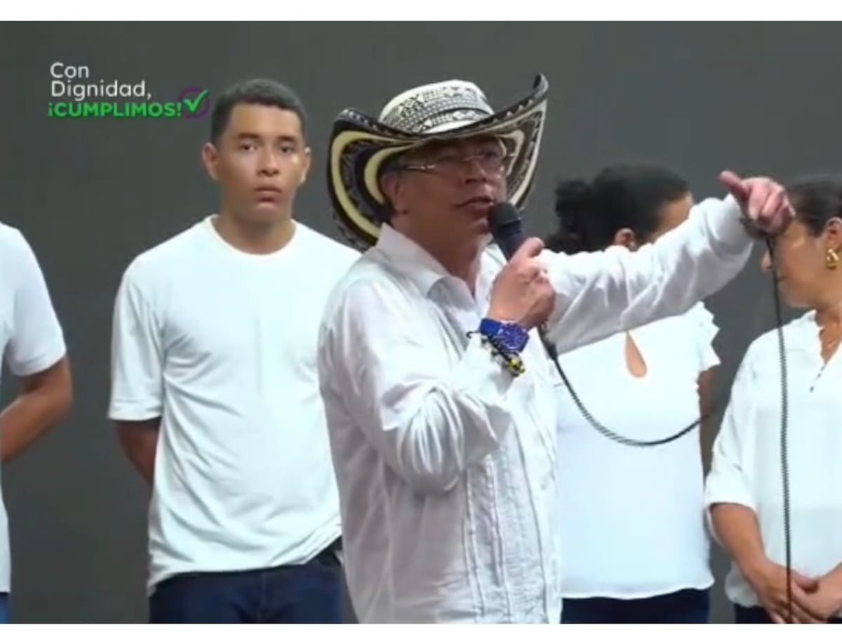 Petro lanza pullas a Abelardo por cuadro en su casa con un esclavo: “volverá la esclavitud”