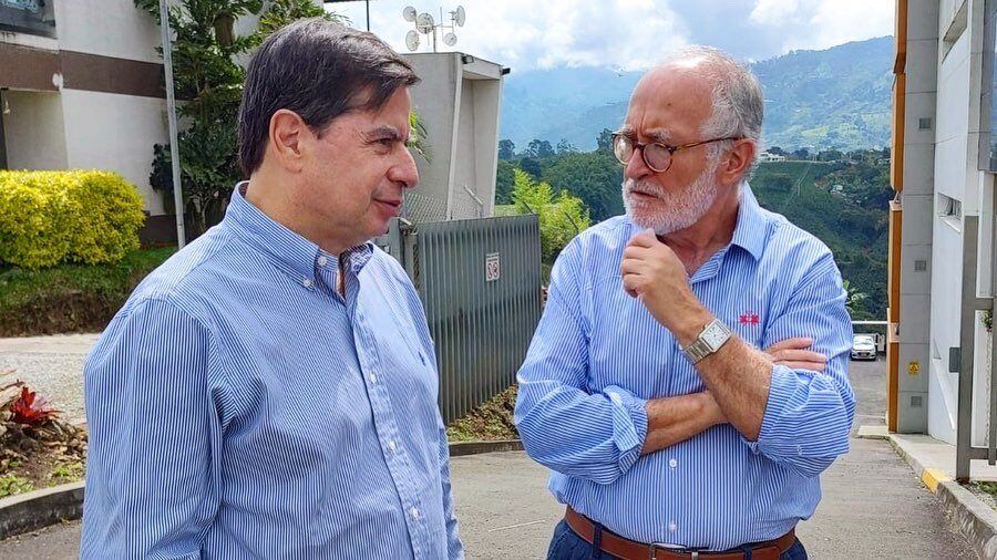 El ministro del Interior, Juan Fernando Cristo, junto al senador Guido Echeverri.