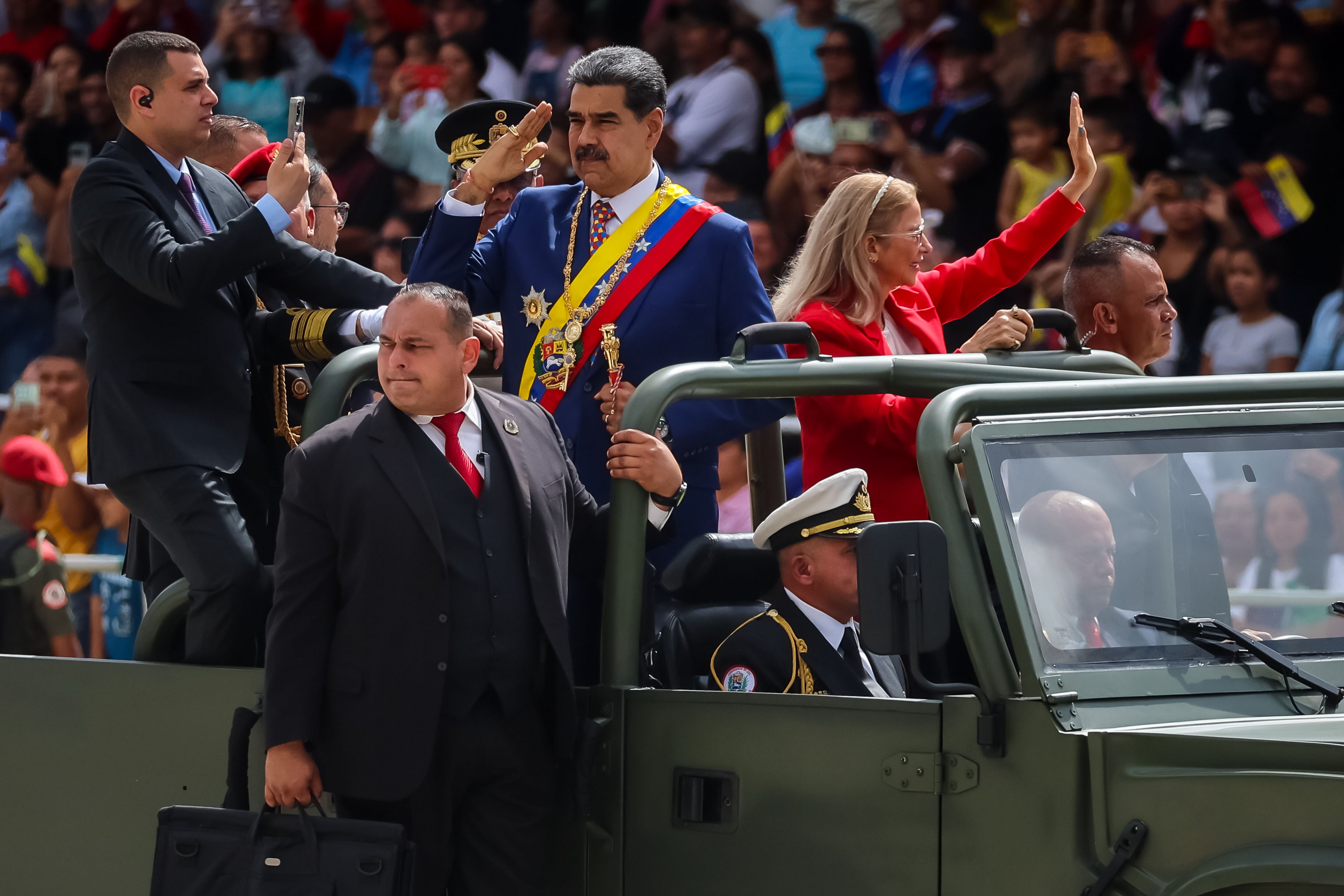 AME951. CARACAS (VENEZUELA), 05/07/2025.- El presidente de Venezuela, Nicolás Maduro (c), y la primera dama, Cilia Flores, participan en los actos conmemorativos del 214 aniversario de la Independencia de Venezuela este sábado, en Caracas (Venezuela). La Asamblea Nacional (AN, Parlamento) de Venezuela dedicó el Día de la Independencia del país a las madres y abuelas de los 18 menores de edad que Caracas denuncia como "secuestrados" en Estados Unidos, luego de que, asegura, sus padres fueran deportados a la nación caribeña. EFE/ Miguel Gutierrez