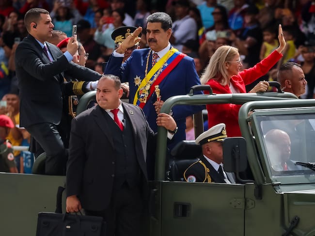 AME951. CARACAS (VENEZUELA), 05/07/2025.- El presidente de Venezuela, Nicolás Maduro (c), y la primera dama, Cilia Flores, participan en los actos conmemorativos del 214 aniversario de la Independencia de Venezuela este sábado, en Caracas (Venezuela). La Asamblea Nacional (AN, Parlamento) de Venezuela dedicó el Día de la Independencia del país a las madres y abuelas de los 18 menores de edad que Caracas denuncia como "secuestrados" en Estados Unidos, luego de que, asegura, sus padres fueran deportados a la nación caribeña. EFE/ Miguel Gutierrez