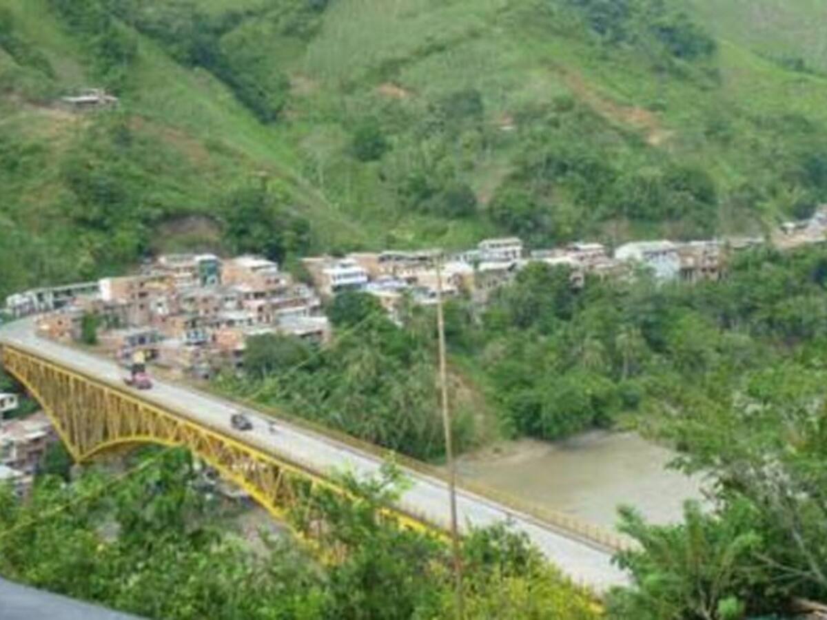 Policía acompaña retorno de familias a Puerto Valdivia