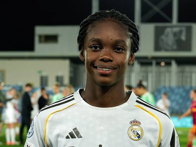 Linda Caicedo posa con el premio de mejor jugadora del partido / Twitter: @realmadridfem