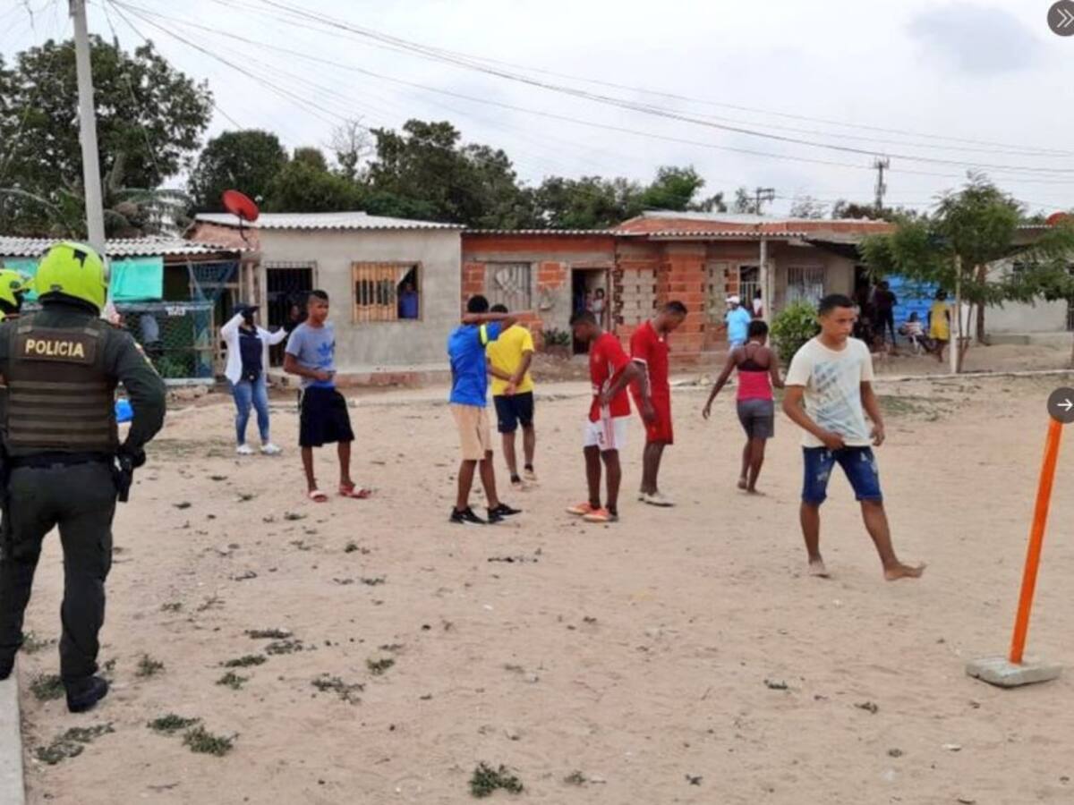 Sorprenden a jóvenes violando la cuarentena en una cancha de fútbol