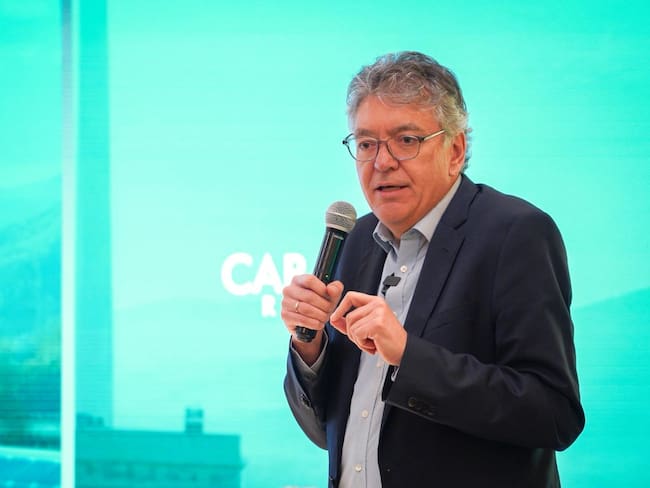 El precandidato advirtió que el país podría enfrentar un racionamiento eléctrico en 2027 si no corrige el rumbo energético. | Foto: Caracol Radio