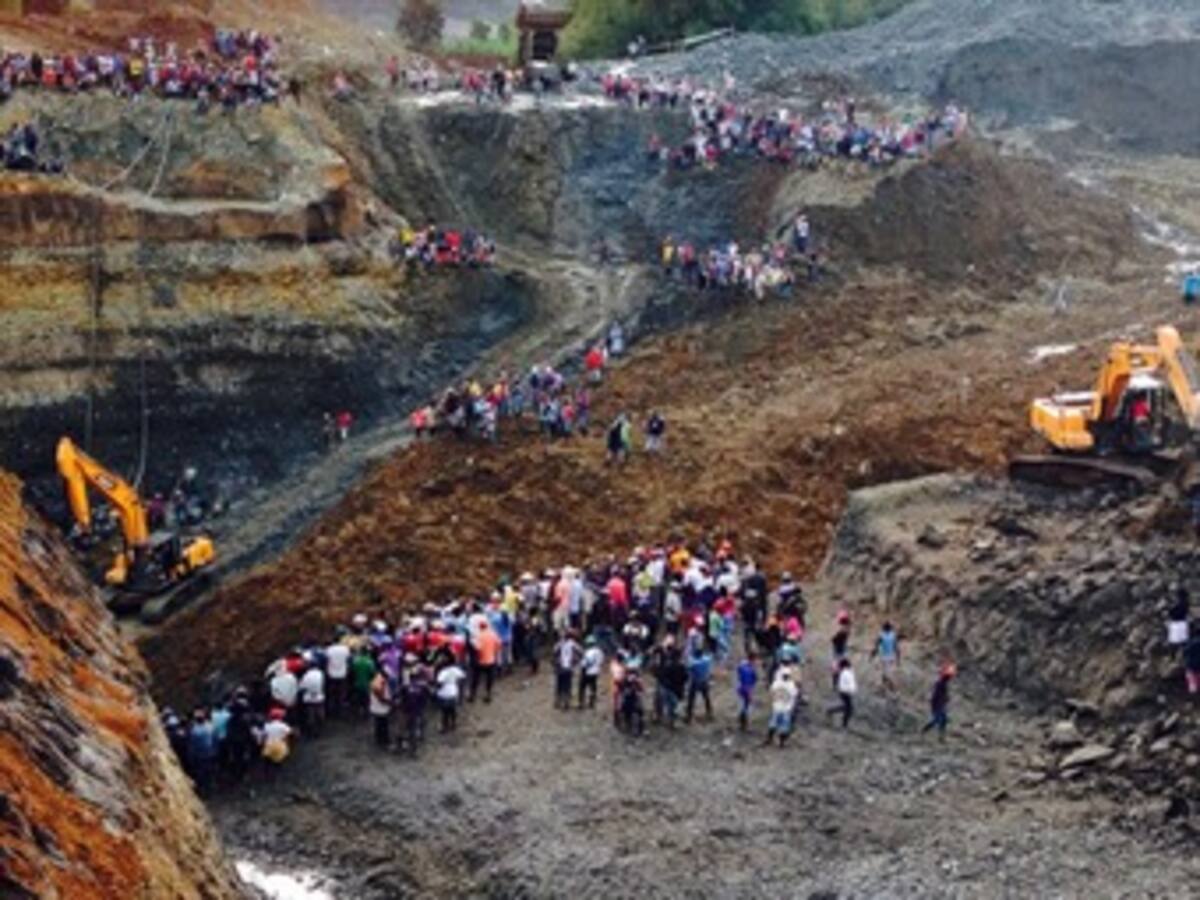 Avanza rescate de al menos 30 mineros atrapados en mina de Cauca