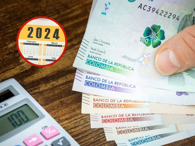 Billetes de diferentes denominaciones junto a una calculadora y un calendario (Getty Images)