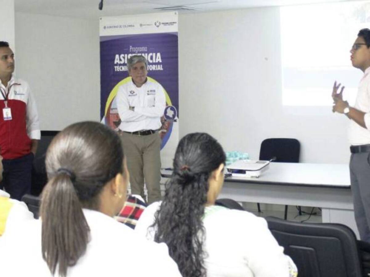 Ofrecen alternativas de legalización a vendedores informales de Cartagena
