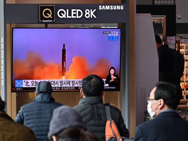 Transmisión del lanzamiento del misil intercontinental desde Corea del Norte.                Foto: Getty 