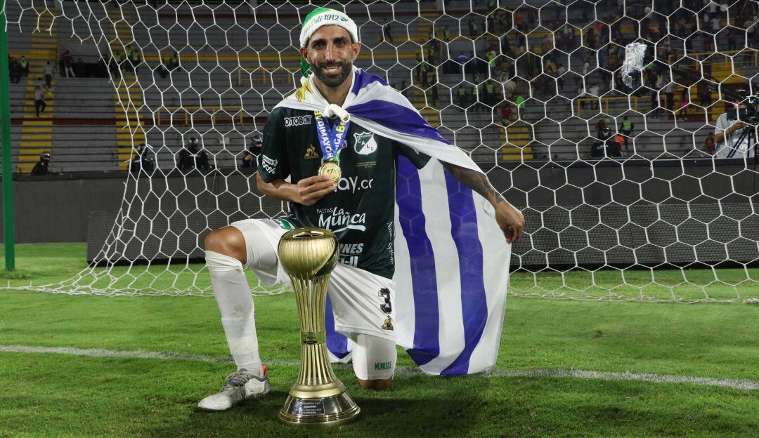 Hernán Menosse, defensa uruguayo, festejando con el título del Deportivo Cali.