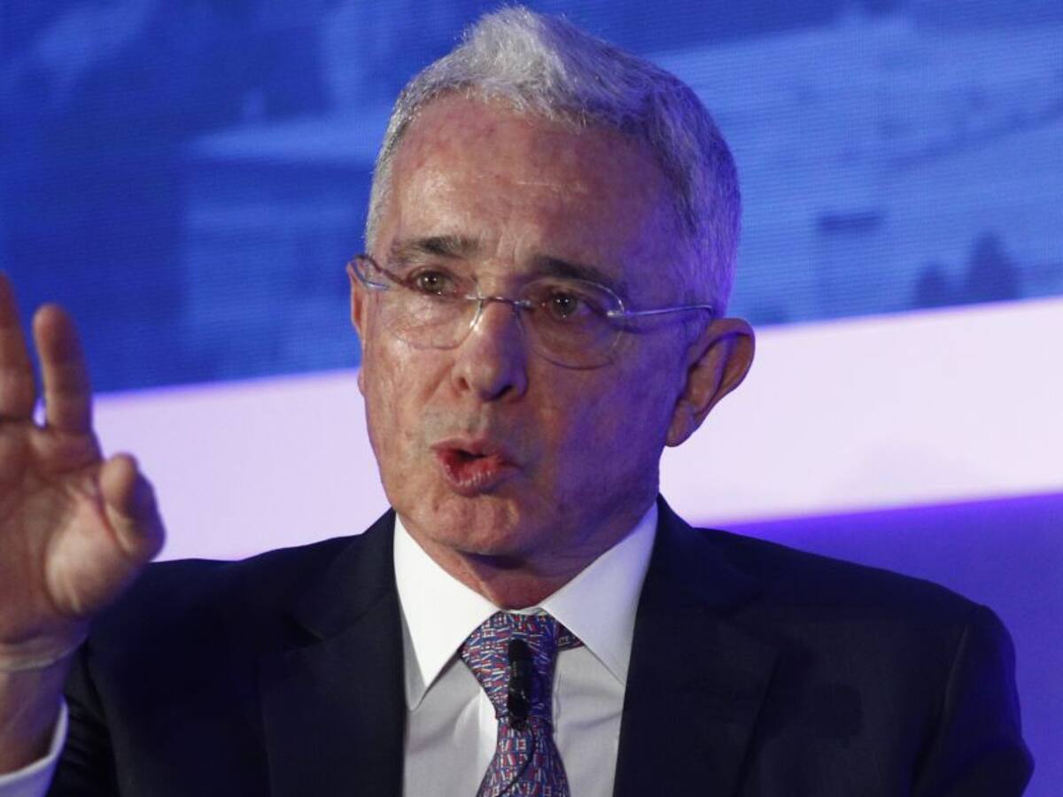 Audiencia que busca la libertad de Uribe va para largo