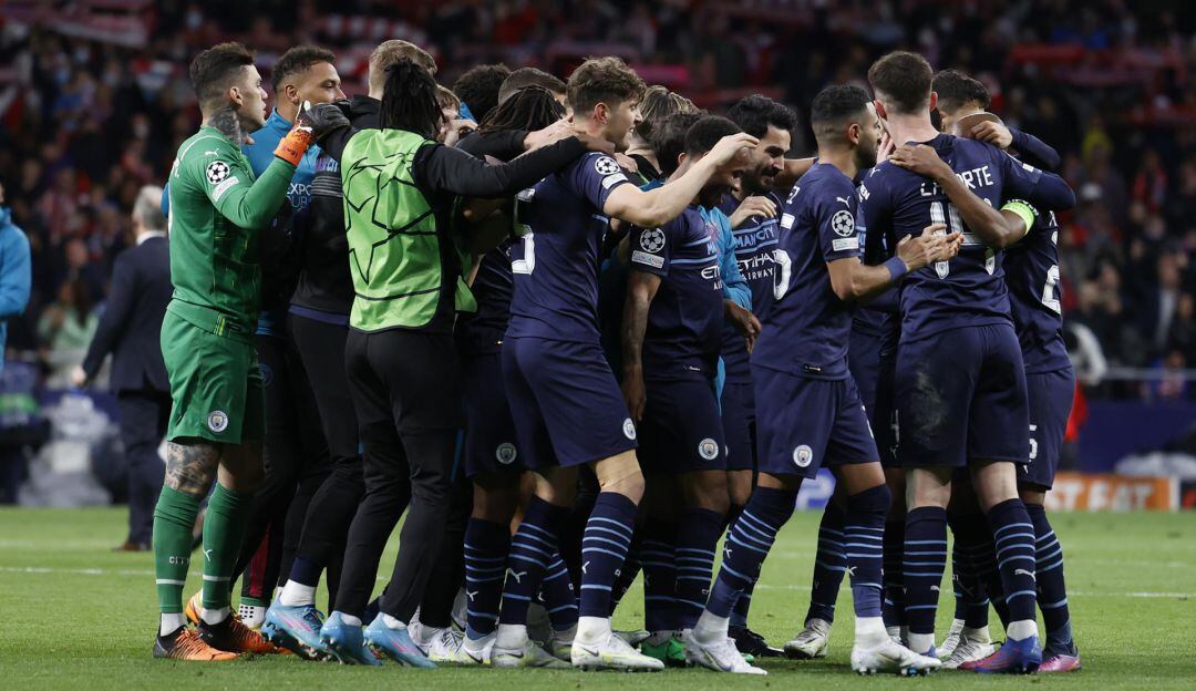 Los jugadores del Manchester City festejan la clasificación a las semifinales de la Liga de Campeones.
