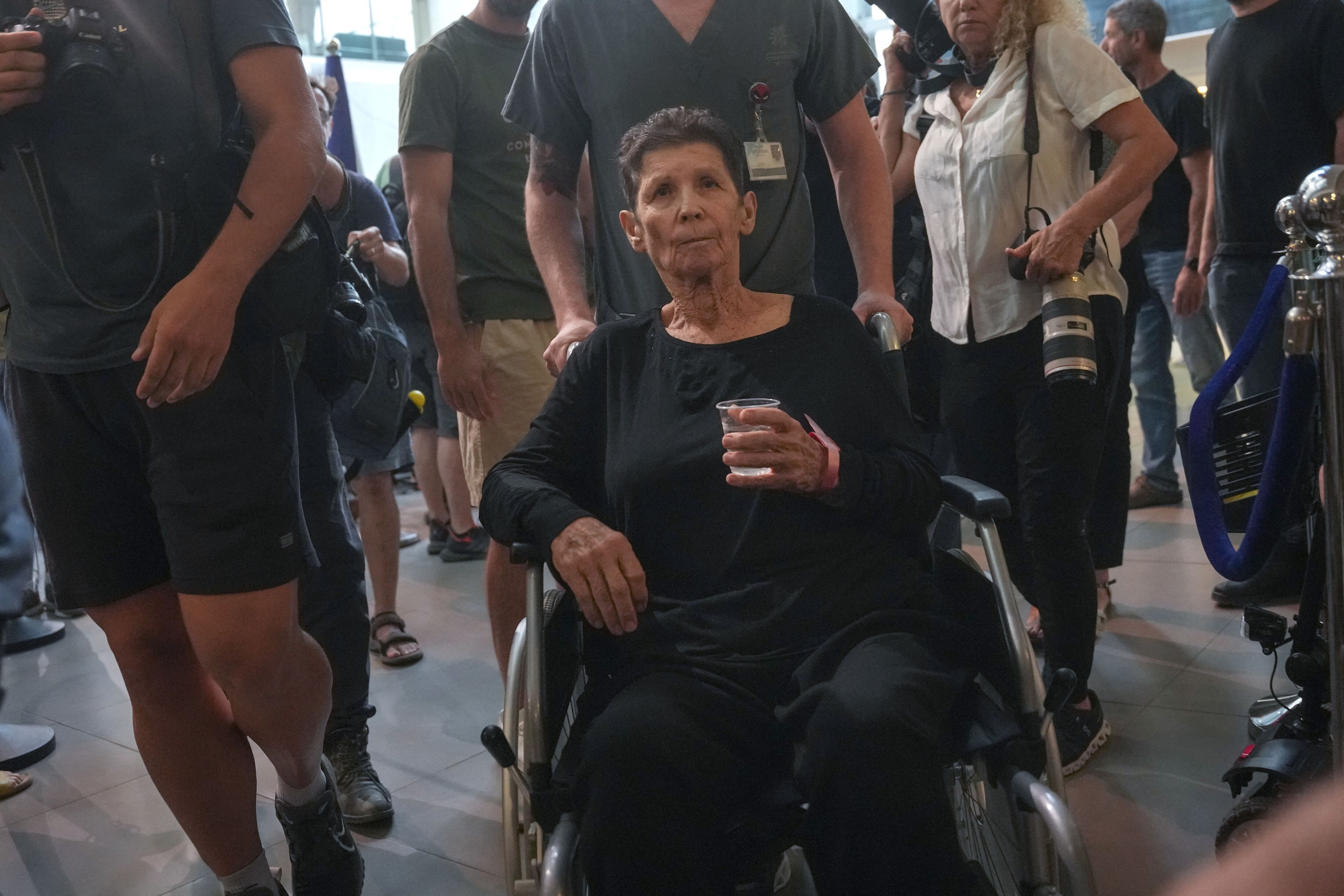 Yocheved Lifshitz, una de las mujeres liberadas por Hamás tras 18 días de secuestro.
(Foto:       ERIK MARMOR/AFP via Getty Images)