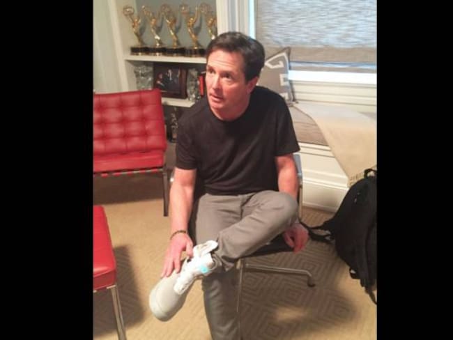 Michael J. Fox recibe de Nike los tenis autoajustables de Volver al Futuro