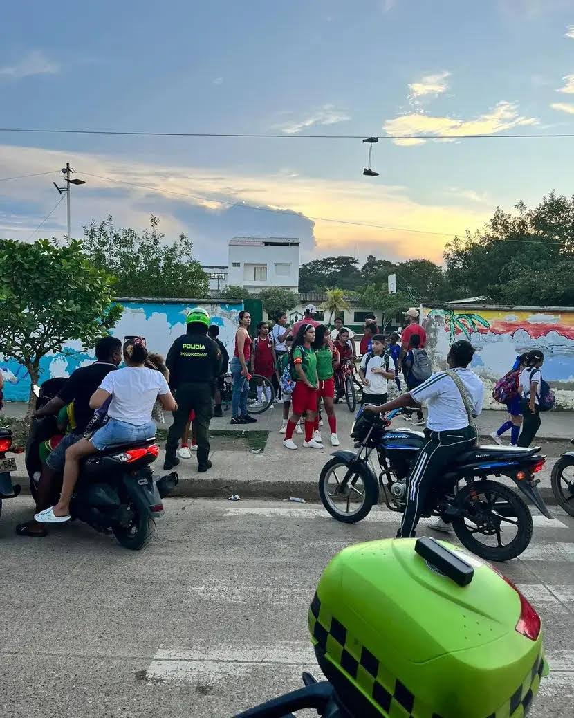 Vigilancia de la Policía a las afueras de los colegios en Necoclí, en el Urabá antioqueño. Foto: Alcaldía de Necoclí.