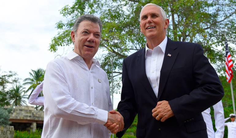 Presidente Santos junto al vicepresidente de los Estados Unidos Pence.