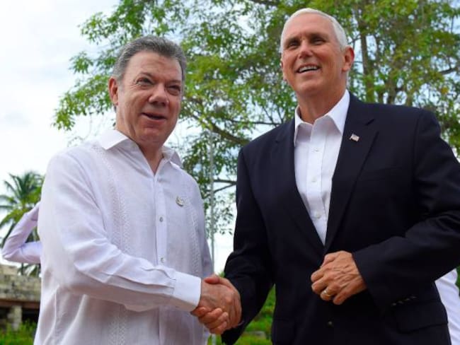 Presidente Santos junto al vicepresidente de los Estados Unidos Pence.