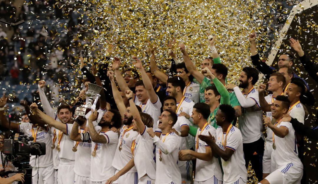 Real Madrid festeja con el título de la Supercopa de España.