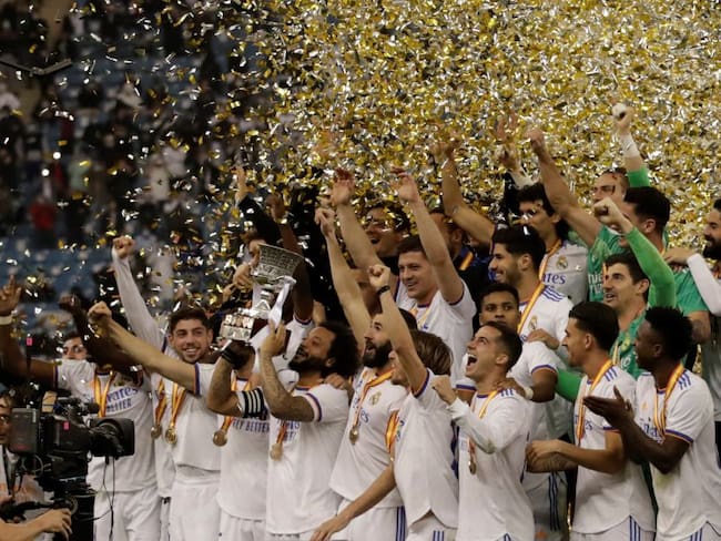 Real Madrid festeja con el título de la Supercopa de España.