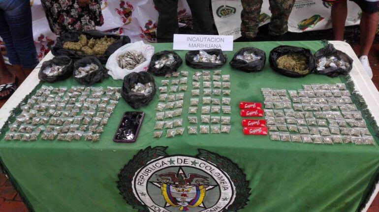 Los alucinógenos y demás elementos incautados en el barrio Las Ferias de Manizales. 