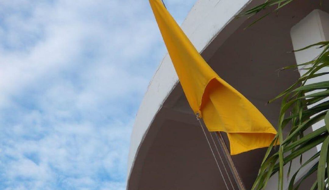 Bandera amarilla para actividades náuticas 