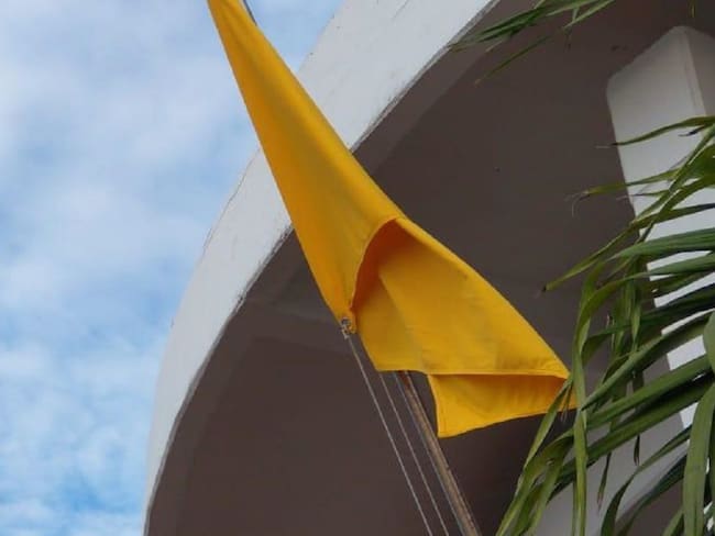 Bandera amarilla para actividades náuticas 