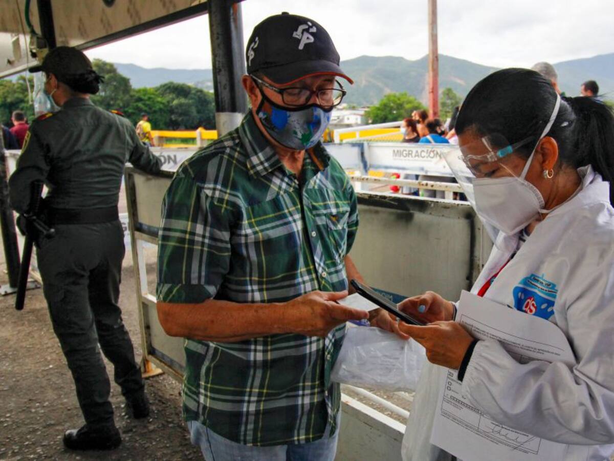 Contagios globales bajan, pero Colombia es tercer país en casos semanales