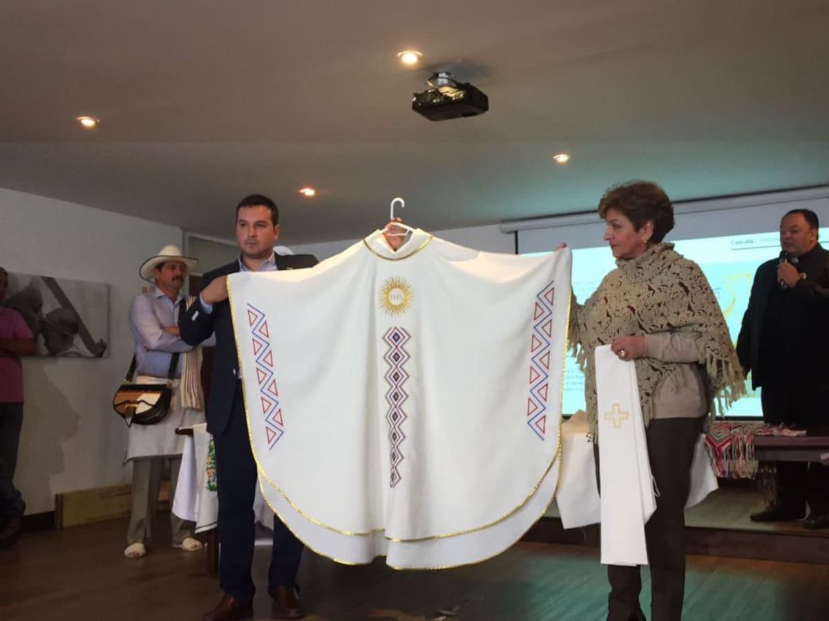 La mitra que usará el papa Francisco, los soles representan el emblema de la compañía de Jesús a la que pertenece el sumo pontífice.