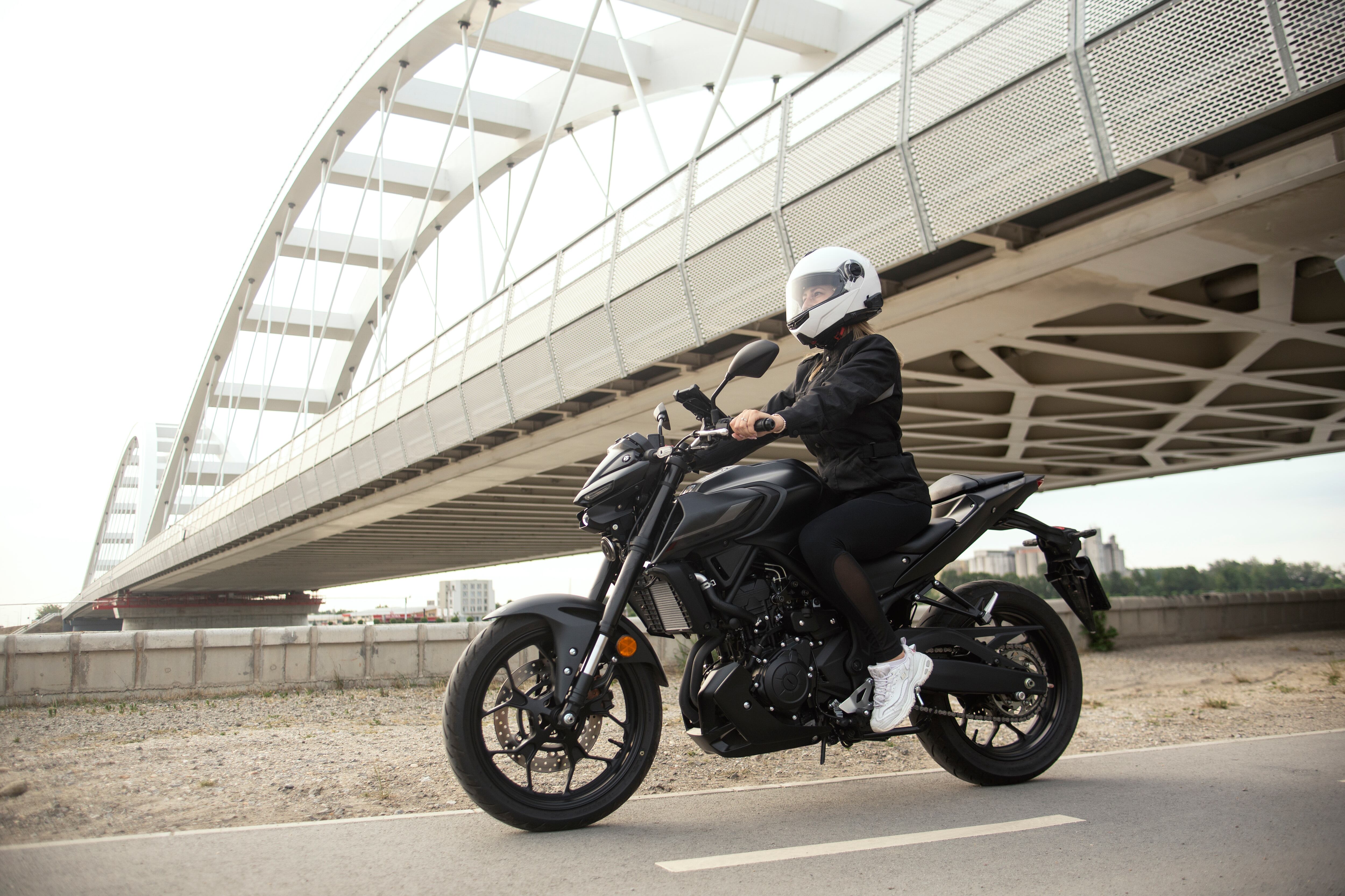 Mujer viajando en su motocicleta (Foto vía Getty Images)