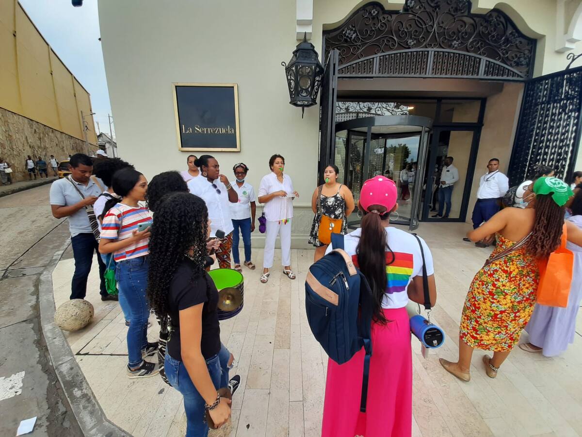 Movimiento de Mujeres de Cartagena protestó en las afueras de la Serrezuela