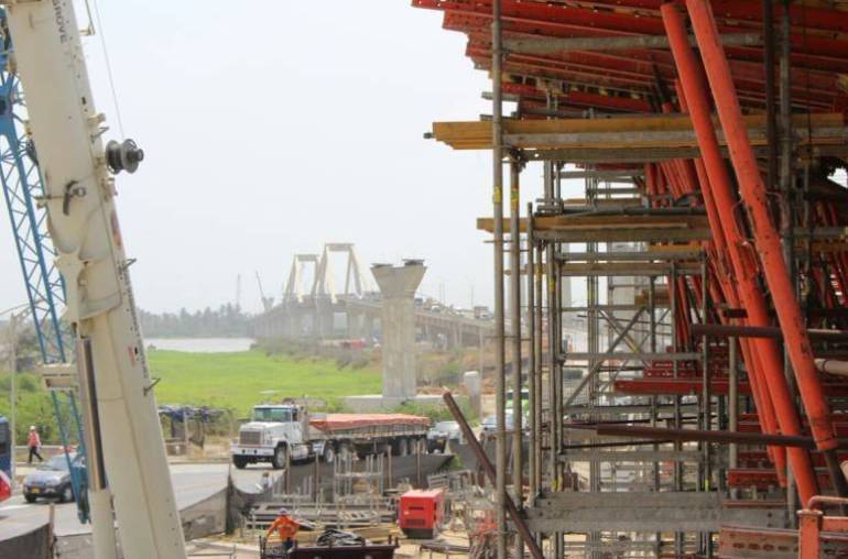 Trabajos en el nuevo puente sobre el río Magdalena.
