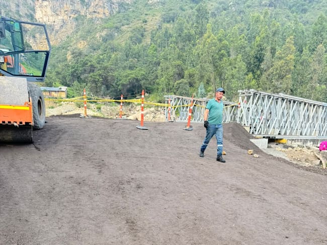 La instalación del puente metálico sobre la quebrada El Boche, en el municipio de Socha (Boyacá), culminó este lunes 16 de junio al mediodía / Foto: Suministrada.