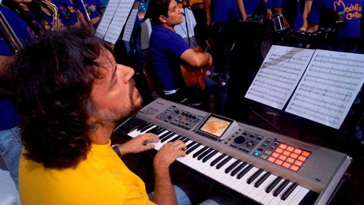 varios ensayos, y bajo el ritmo de teclado, percusión y marimbas, Juanes completó la quinta versión autóctona de su canción.