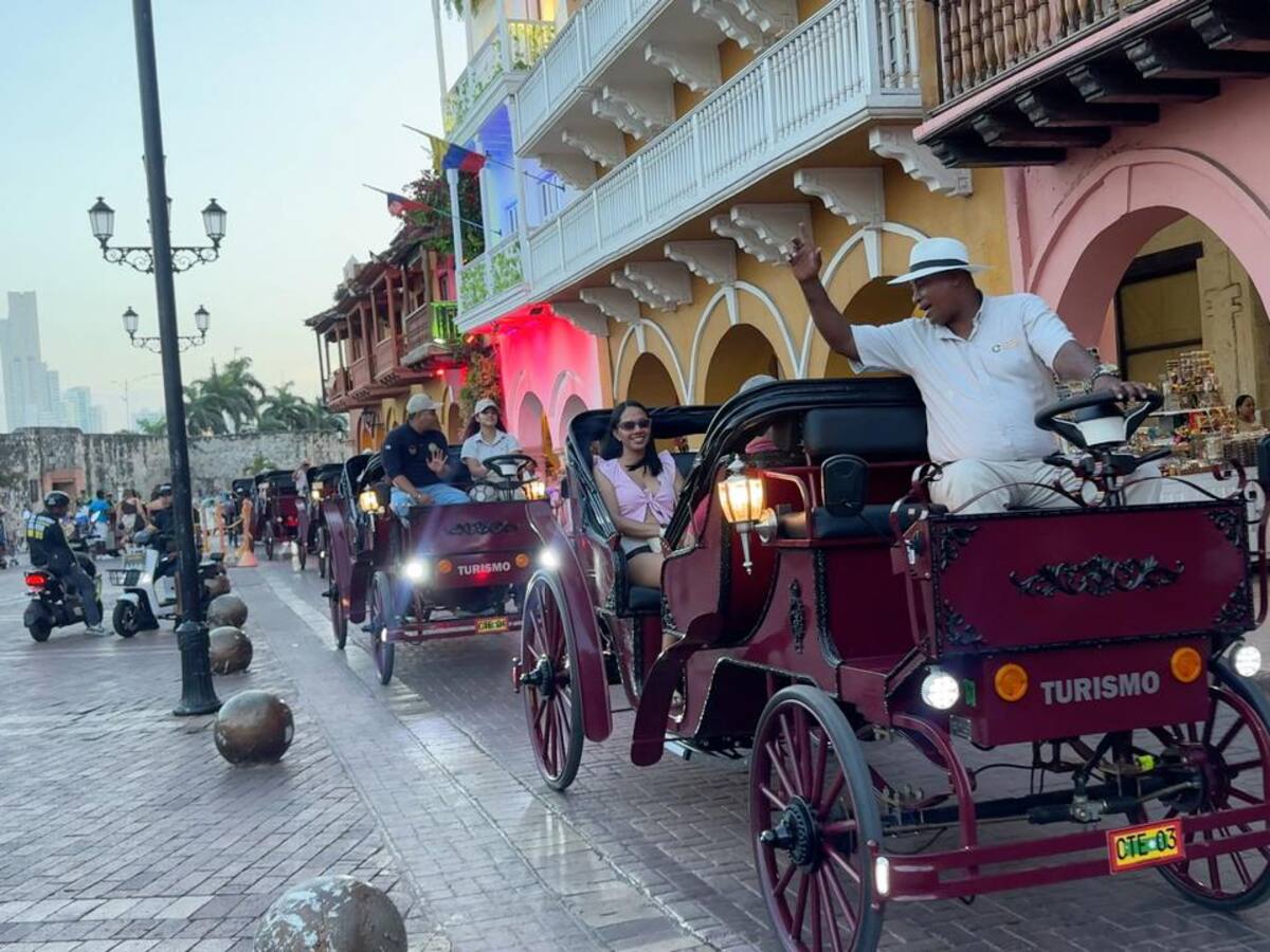 Vuelven los coches eléctricos a Cartagena con cuatro días de recorridos gratuitos por el Centro