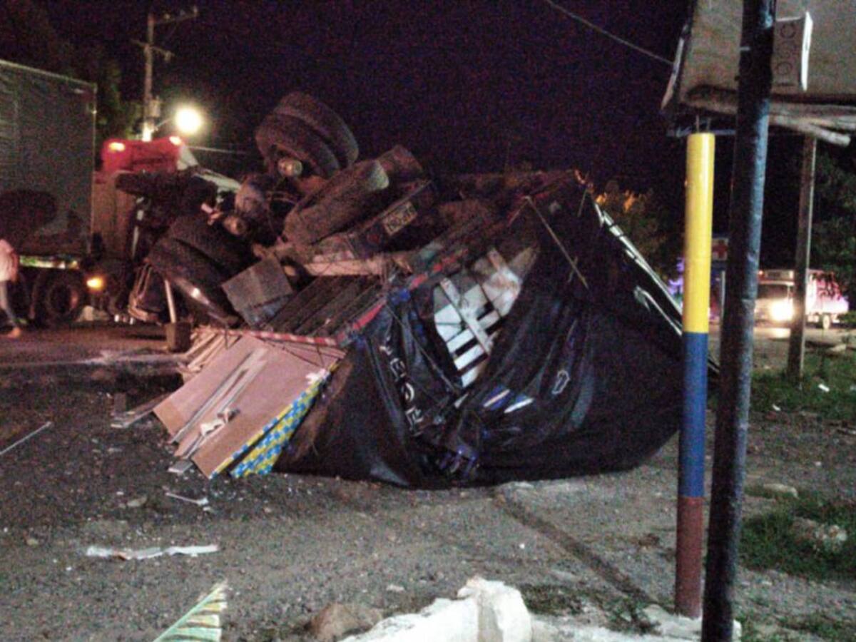Se volcó camión en Luruaco al parecer por una falla mecánica