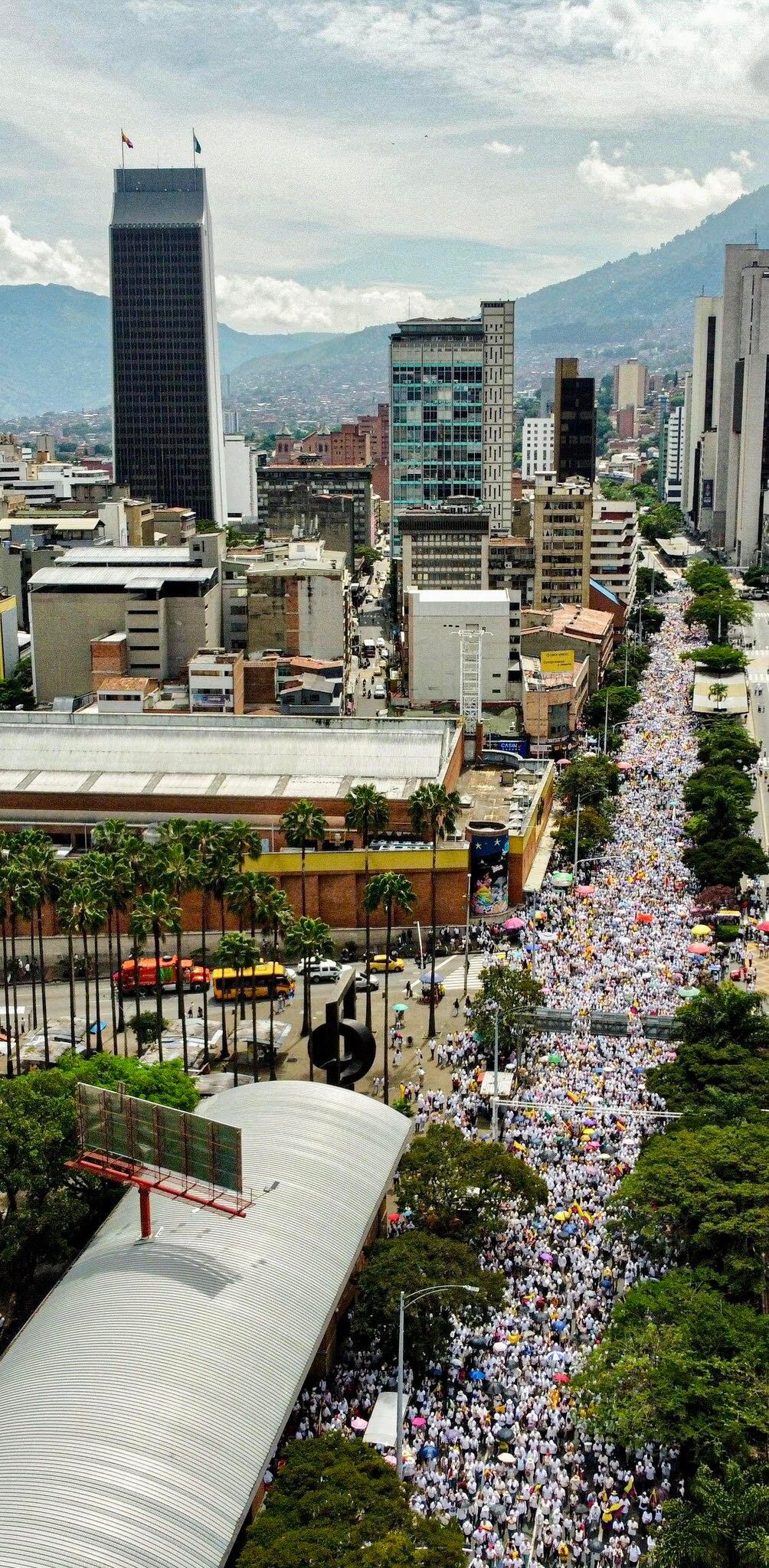 Según el reporte del PMU, al menos 50.000 personas participaron de la 'Marcha del Silencio' en Medellín. Foto: Gobernación de Antioquia.