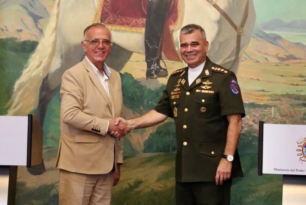 Ministros de Defensa de Colombia y Venezuela, Iván Velásquez y Vladimir Padrino López, respectivamente, firman declaración conjunta. Foto: prensa FANB.