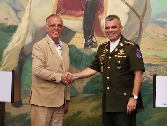 Ministros de Defensa de Colombia y Venezuela, Iván Velásquez y Vladimir Padrino López, respectivamente, firman declaración conjunta. Foto: prensa FANB.