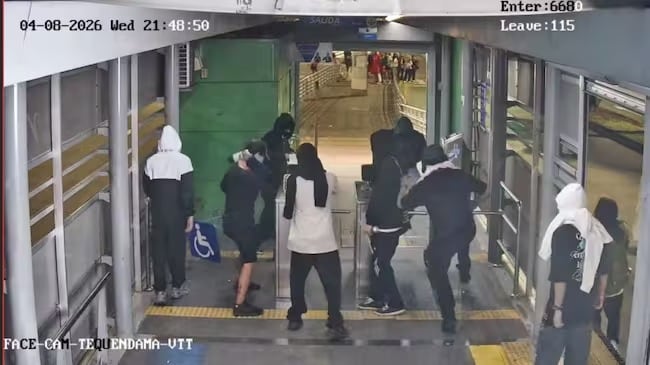 Se ofrece una recompensa de $20 millones por información que permita dar con la captura de las personas que con palos y piedras dañaron las estaciones sobre el corredor de la Calle 5.