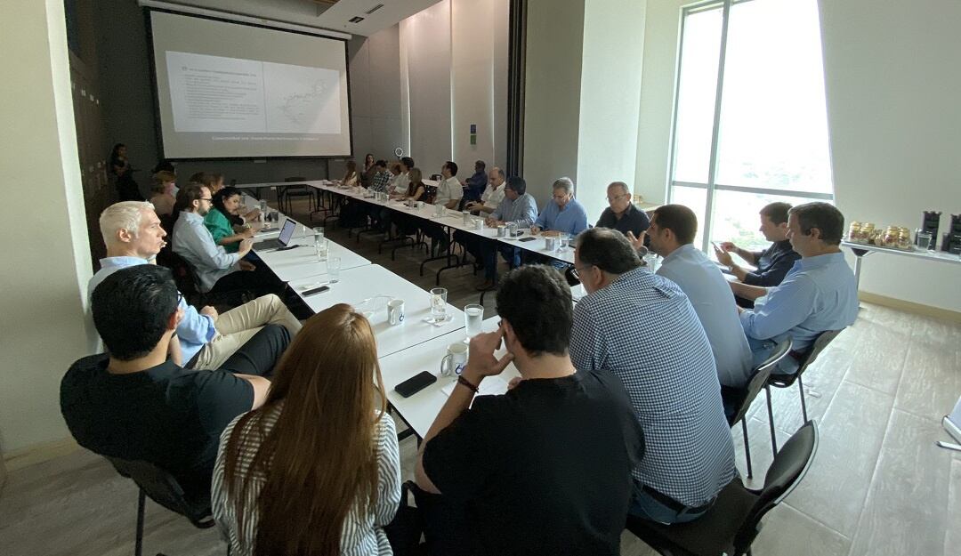 Gremios y parlamentarios reunidos 